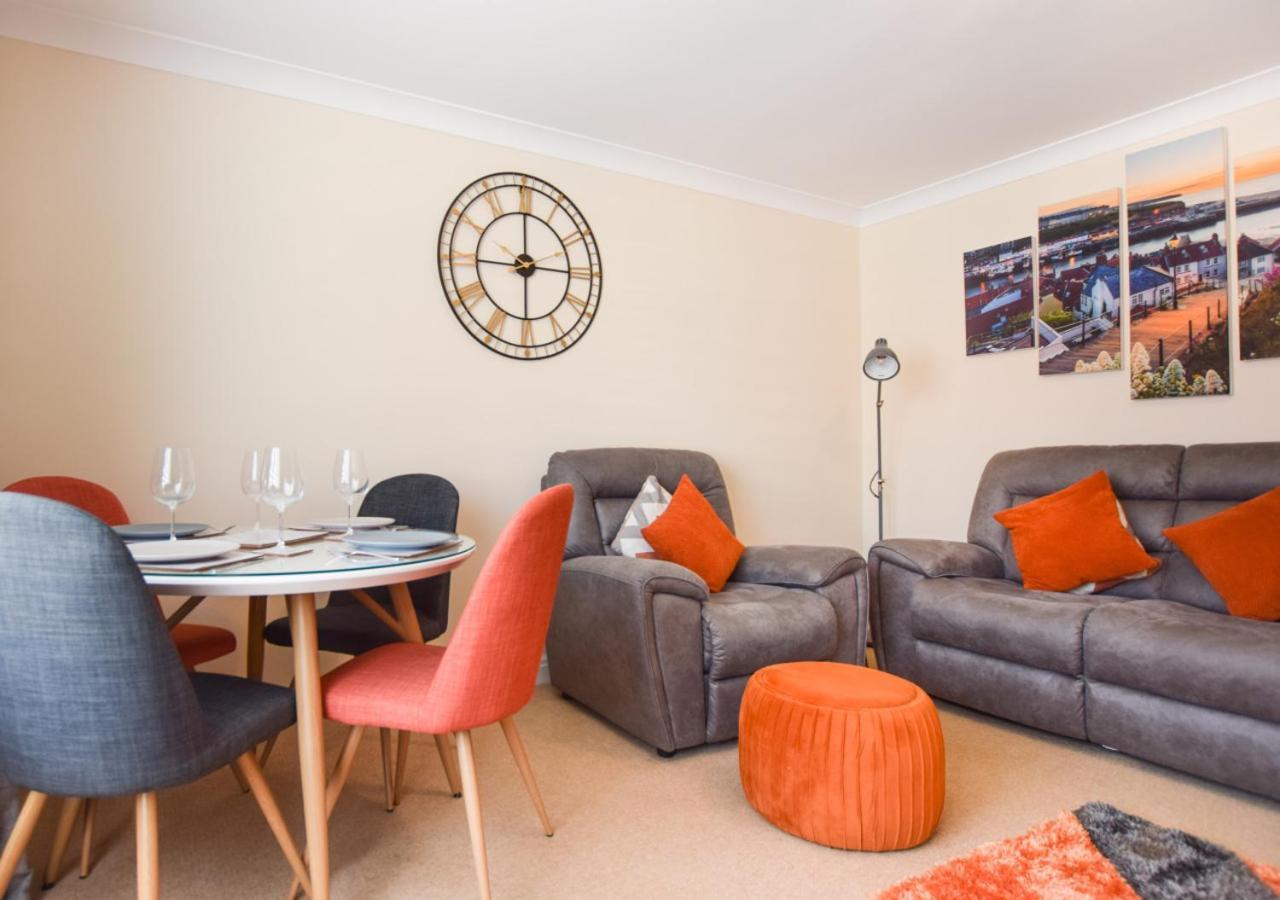 Cosy Hub Apartment Уитби Екстериор снимка